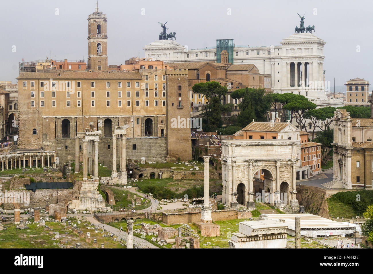 Vue sur le Forum Romain, ruines romaines à Rome, Italie. Banque D'Images