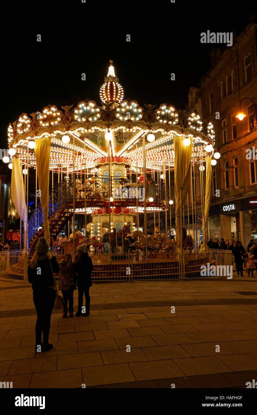 Carousel au soir, Reine Streeet, Cardiff, Pays de Galles. Banque D'Images