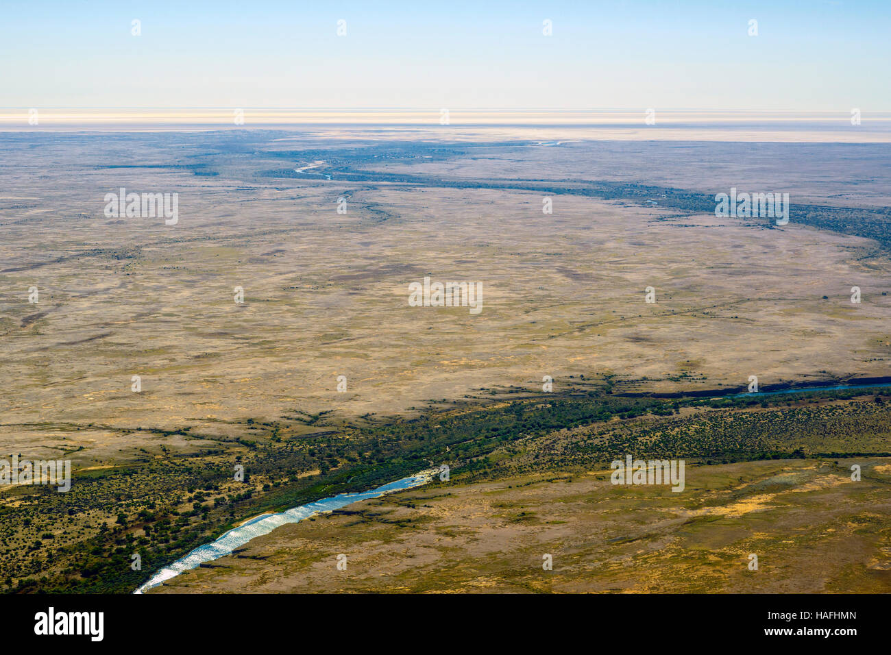 Une vue aérienne de ruisseaux traversant la région aride du désert de l'Outback australien en Australie du Sud du grand nord canadien. Banque D'Images