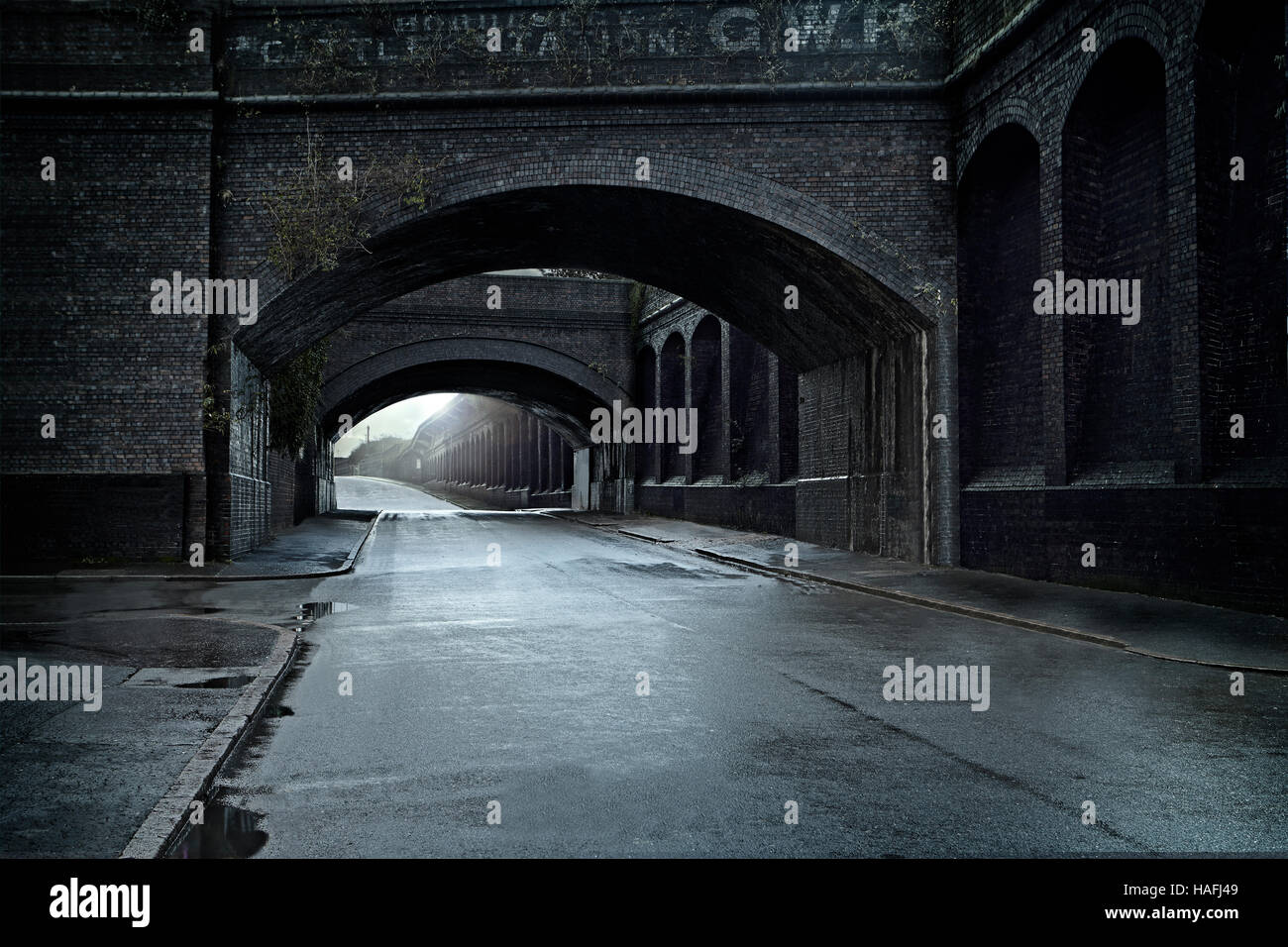 Scène Edwardian/ Victorian Industrial Street, viaduc et pont, rues humides après la pluie, scène de rue pour l'arrière-plan. Viaduc de Birmingham Banque D'Images