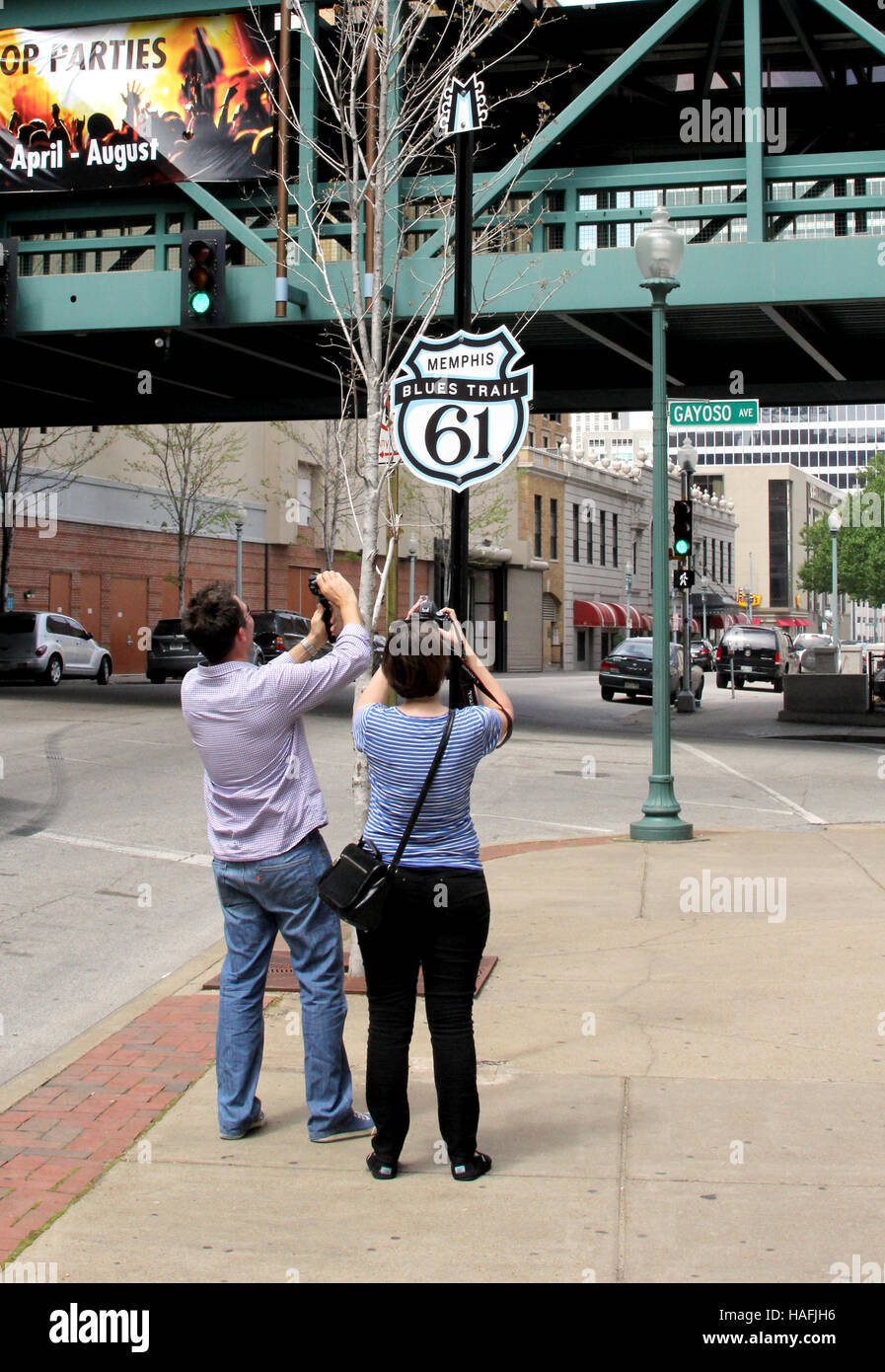 Les touristes de prendre une photo de la Route 61 (signe Memphis Blues Trail) à Memphis, Tennessee Banque D'Images