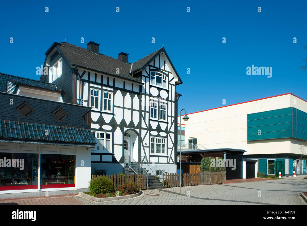 Deutschland, Nordrhein-Westfalen, Kreis Düren, Kreuztal, Marburger Strasse, altes Fachwerkhaus und moderne Einkaufspassage Banque D'Images