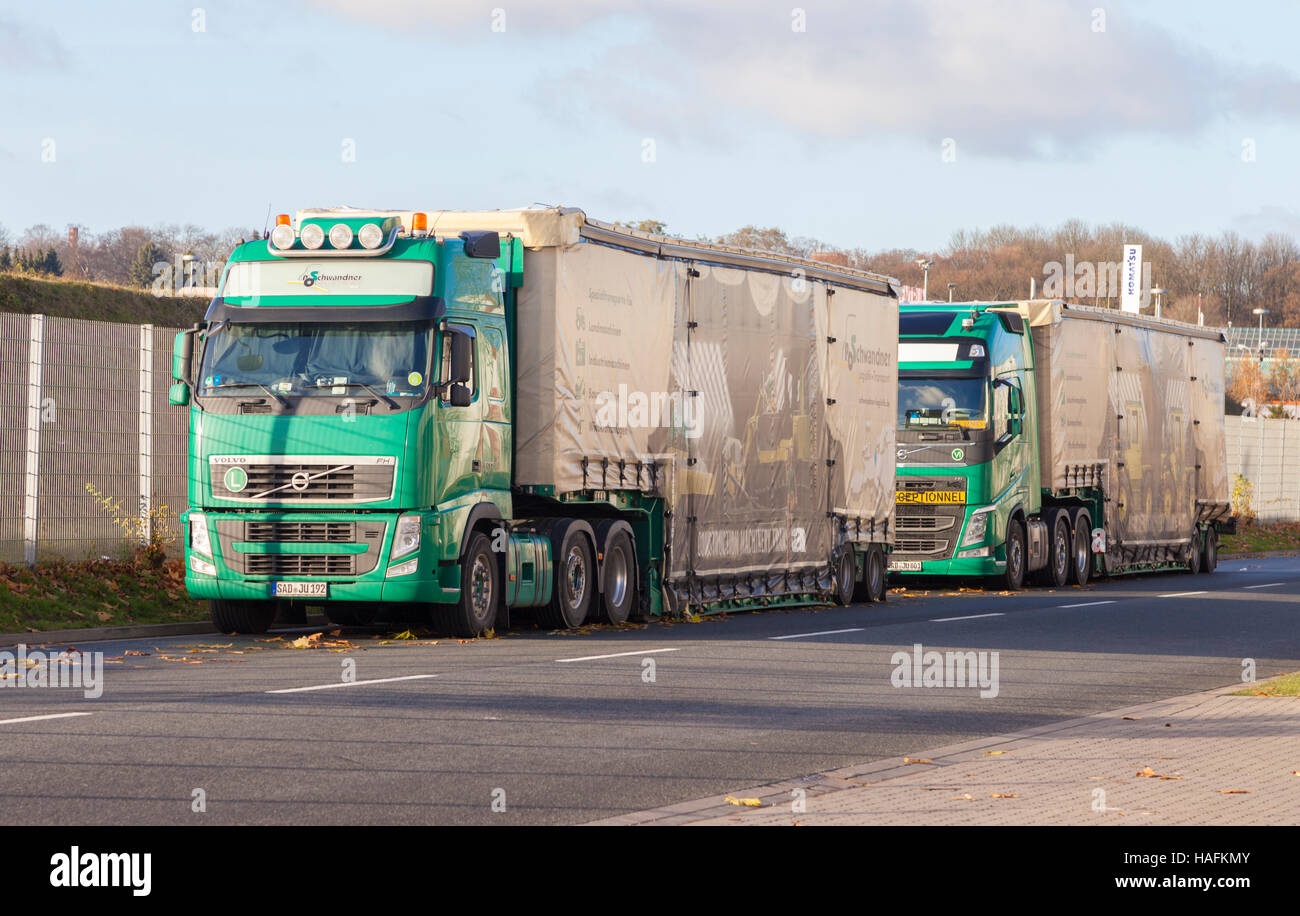 HANNOVER / ALLEMAGNE - 27 NOVEMBRE 2016 : Schwandner transport logistique camions se trouve sur une rue. Schwandner est un transport spécial et heavy duty comp Banque D'Images