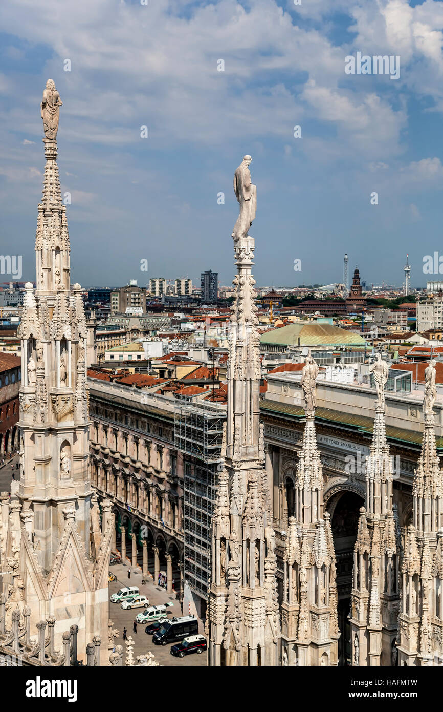 Spires avec vue sur ville, la cathédrale de Milan (Duomo di Milano, Milan, Italie) Banque D'Images Spires avec vue sur ville, la cathédrale de Milan (Duomo di Milano, Milan, Italie) Banque D'Images