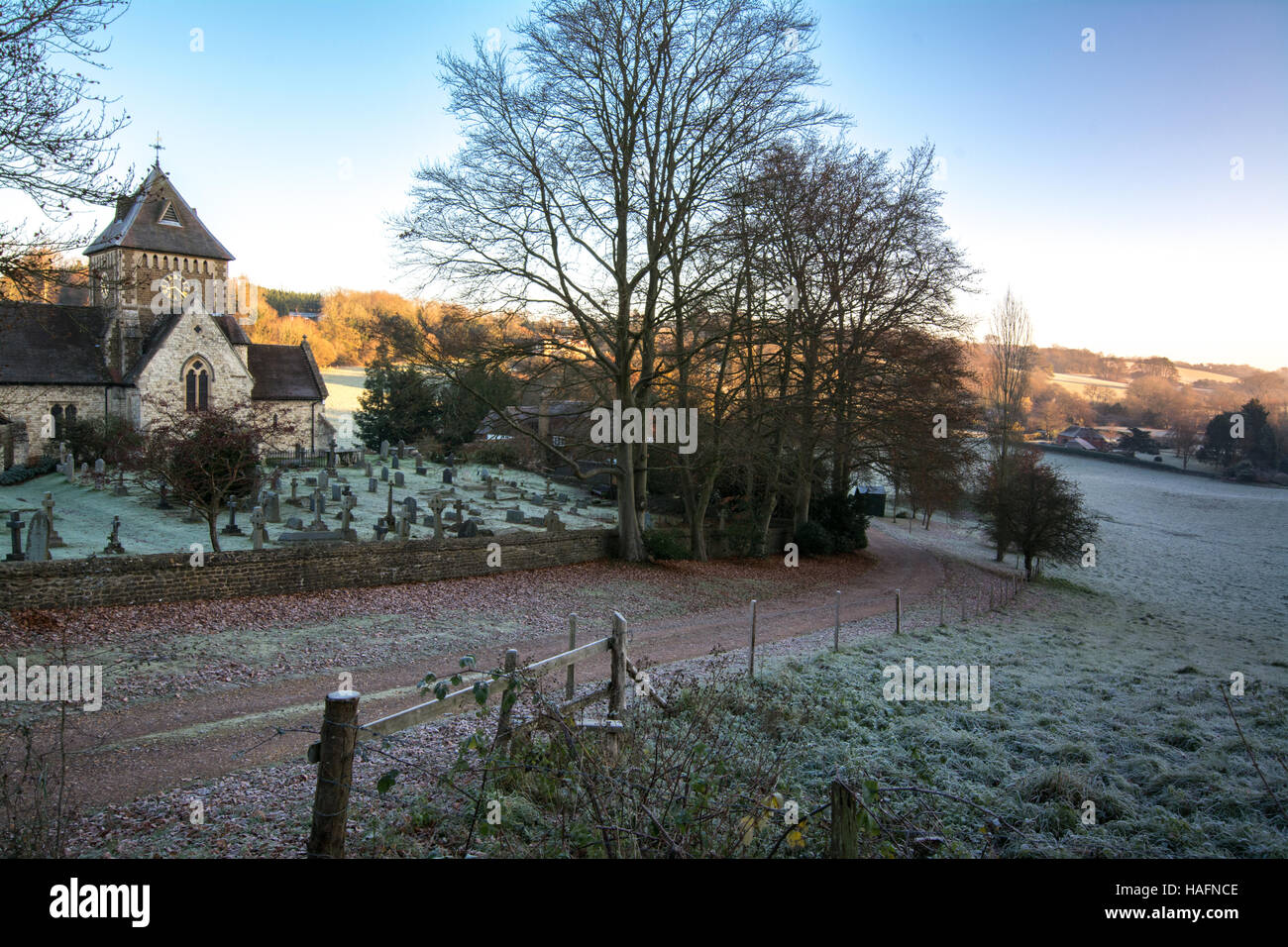 L'église St Laurence dans village de Seale entouré par un paysage préservé d'un beau matin d'hiver glacial Banque D'Images