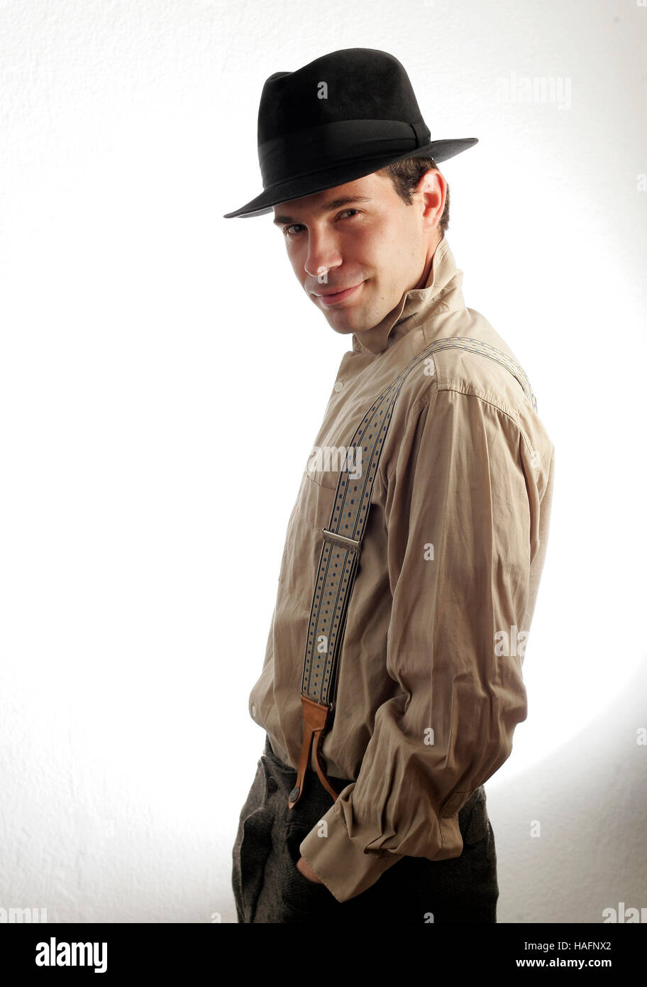 Portrait d'un jeune homme de 20's style portant un chapeau, chemise et accolades Banque D'Images