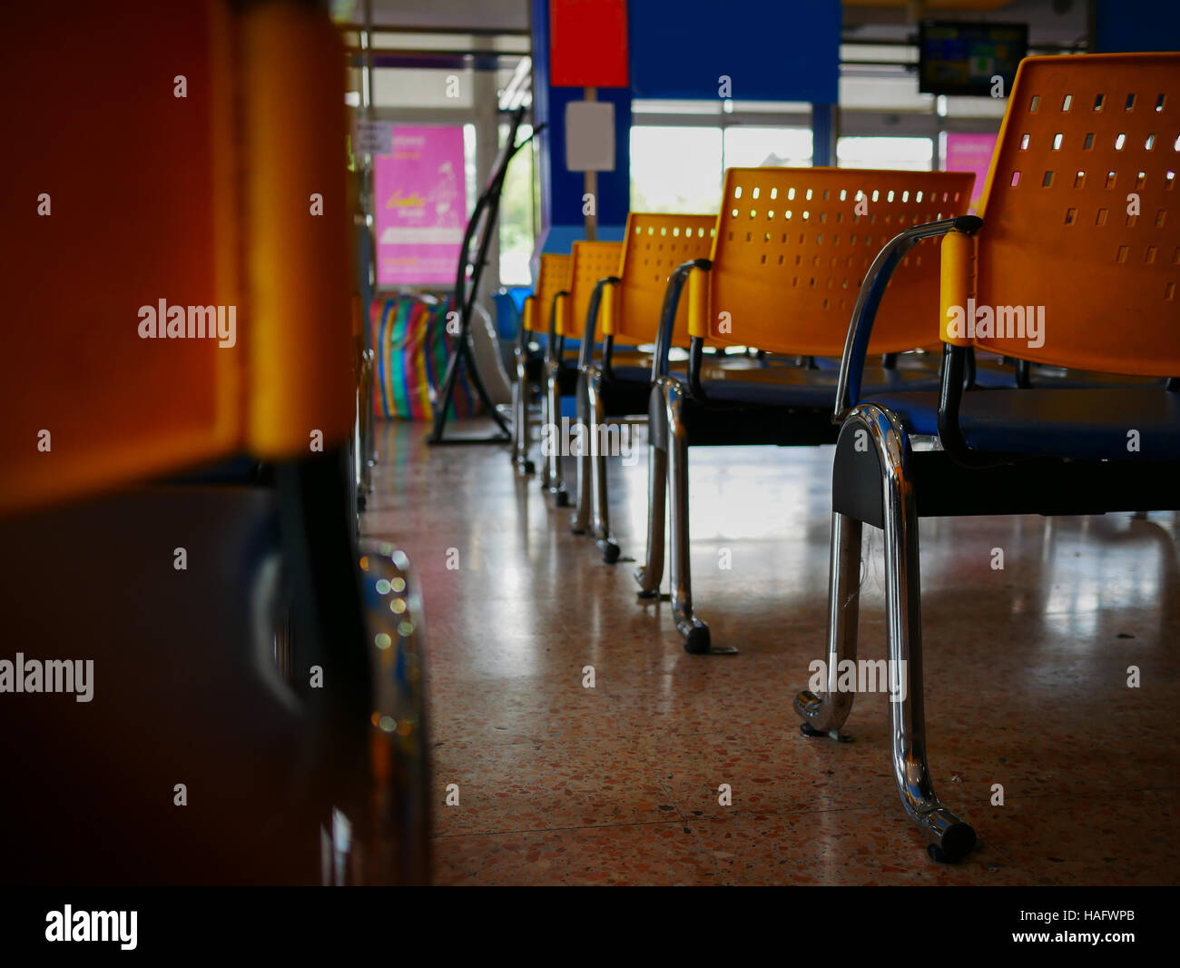 Chaises jaune vide à l'intérieur d'une station de bus Banque D'Images