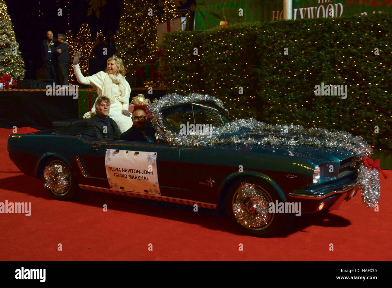 Olivia Newton-John rides comme Grand maréchal à la 85e parade de Noël annuel Hollywood à Hollywood sur Hollywood Boulevard le 27 novembre 2016. Banque D'Images