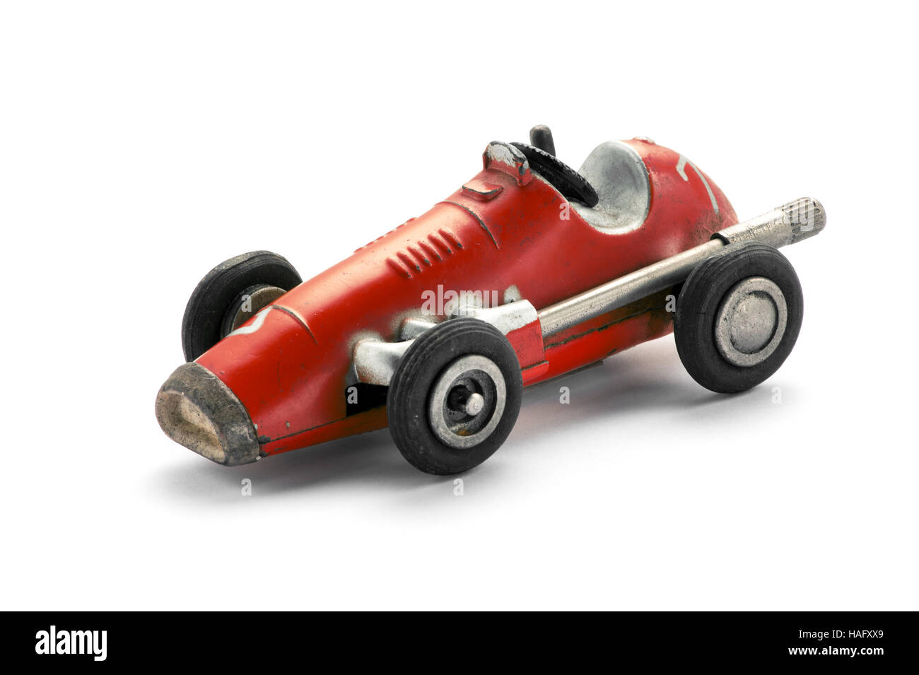 Vintage jouet voiture de course rouge, vue latérale sur fond blanc Banque D'Images Vintage jouet voiture de course rouge, vue latérale sur fond blanc Banque D'Images
