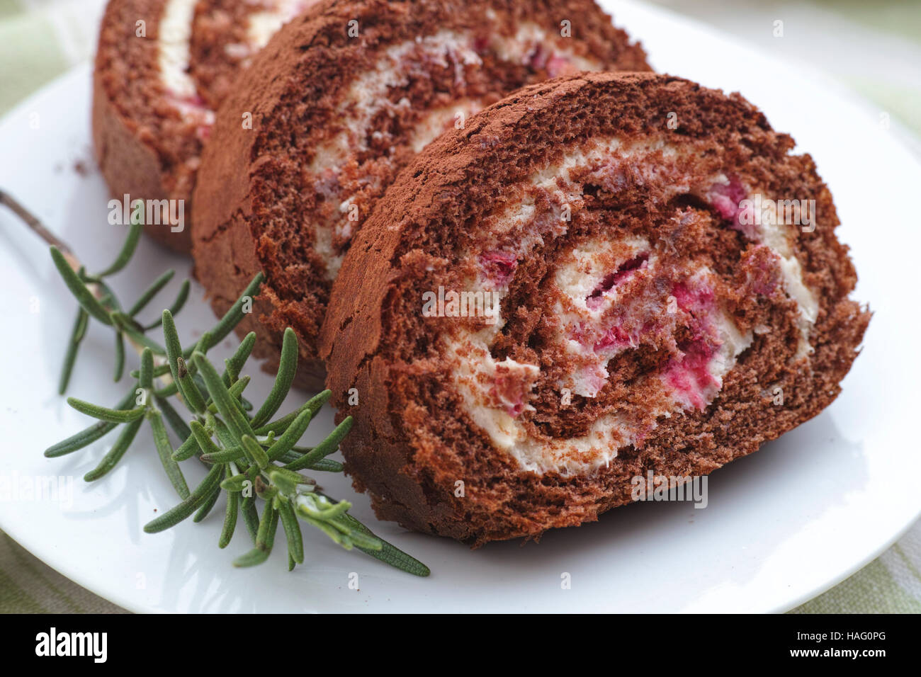 Rouleau de miel avec le cacao et les framboises. Close up. Banque D'Images