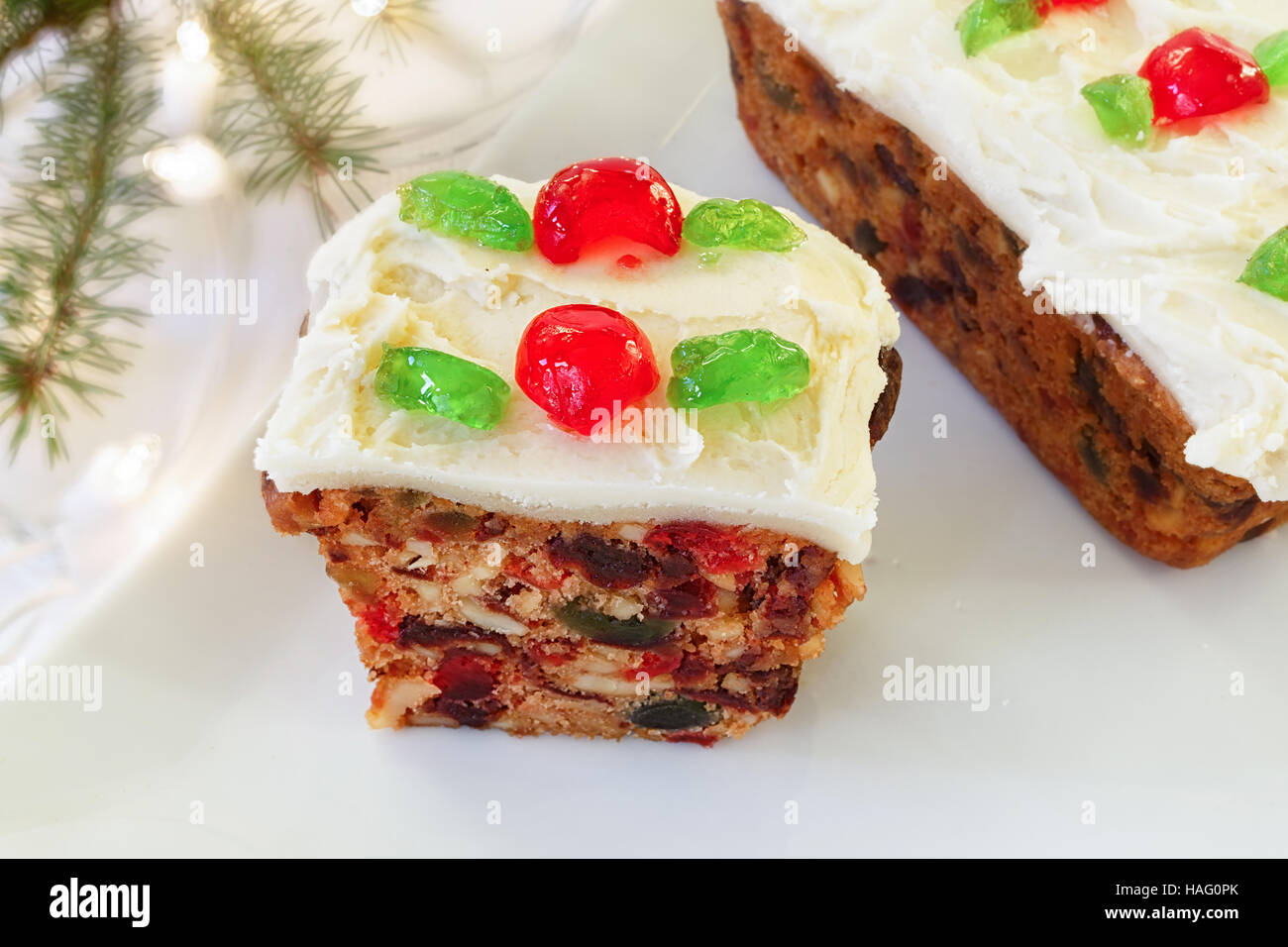 Gâteau aux fruits de Noël fait maison avec cerise confite de décorations. Banque D'Images