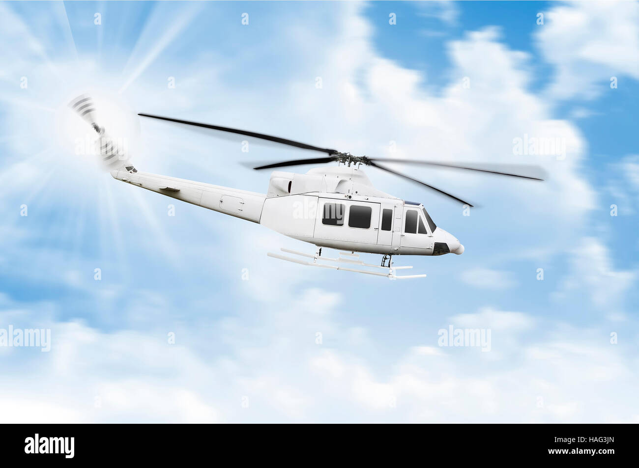 Vol en hélicoptère de transport avec fond de ciel bleu Banque D'Images