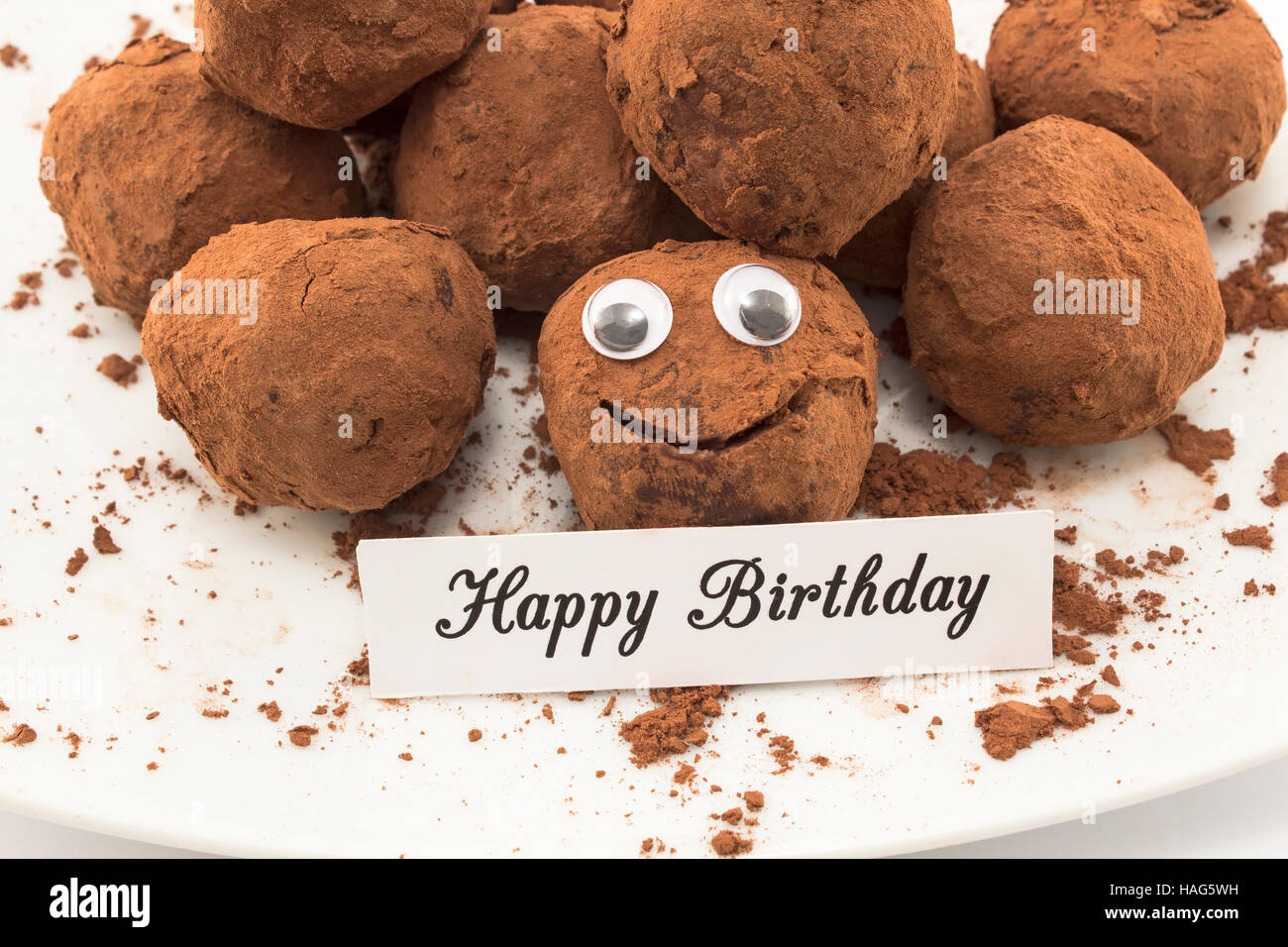 Joyeux Anniversaire Carte avec Smiley truffes au chocolat. Banque D'Images