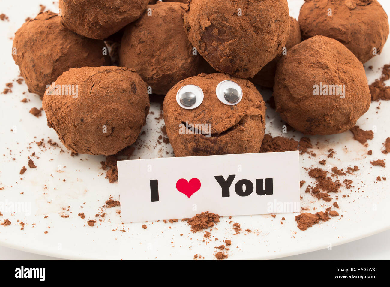 Je t'aime Carte avec Smiley truffes au chocolat. Banque D'Images