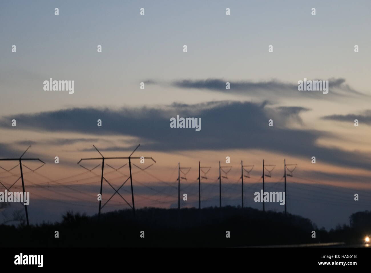 Lever du soleil avec des poteaux électriques Banque D'Images