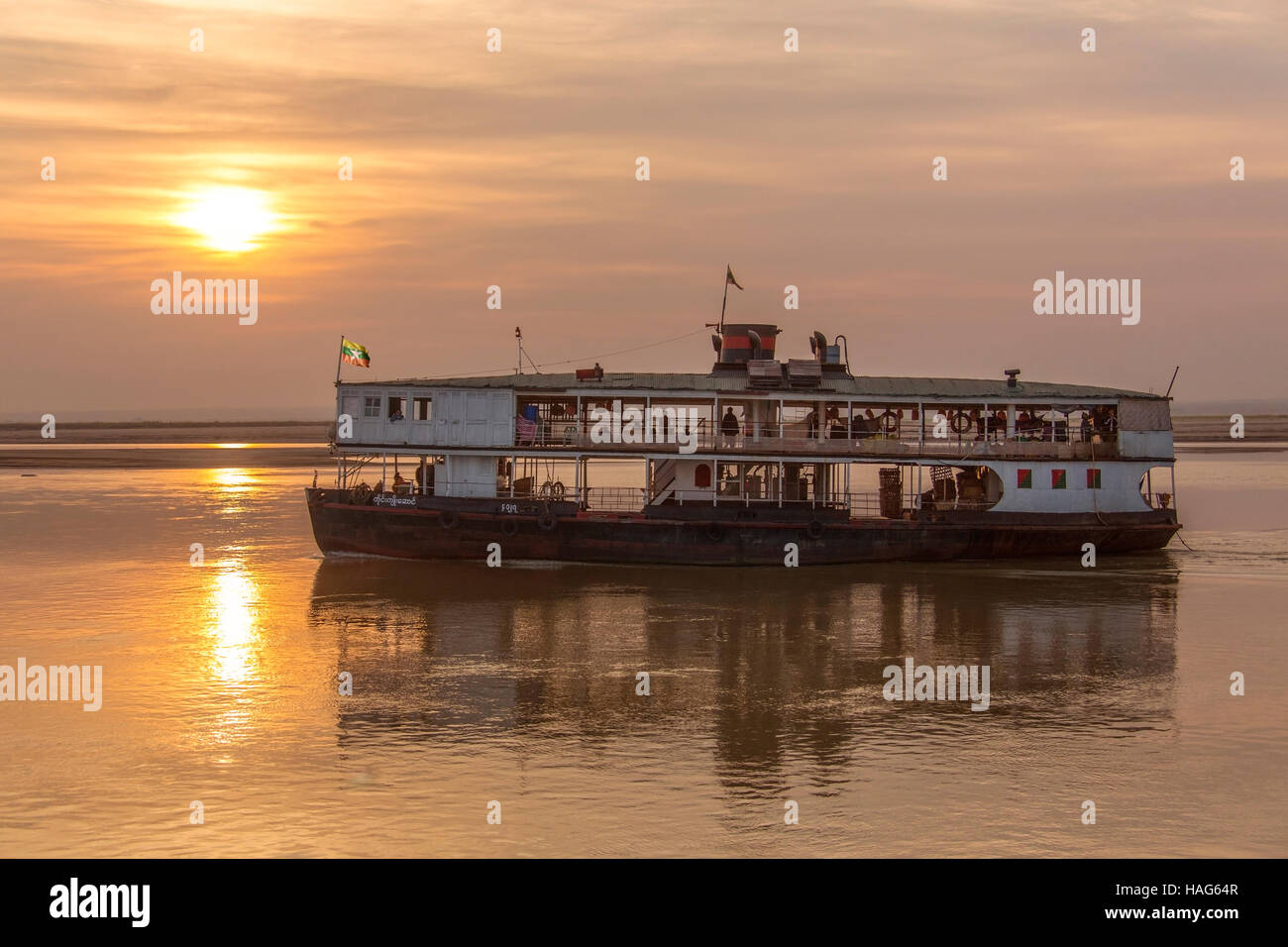 Un vieux bateau au lever du soleil sur l'Irrawaddy River (rivière Ayeyarwaddy) au Myanmar (Birmanie) Banque D'Images