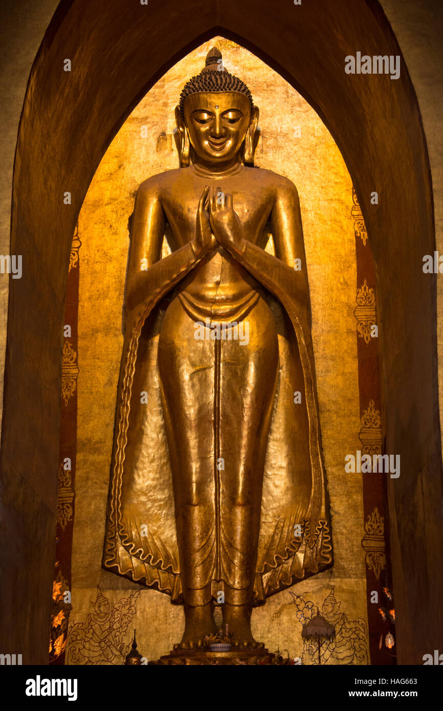 Dans l'image du Bouddha Ananda temple bouddhiste dans l'ancienne cité de Bagan au Myanmar (Birmanie). Date de 1105AD. Banque D'Images