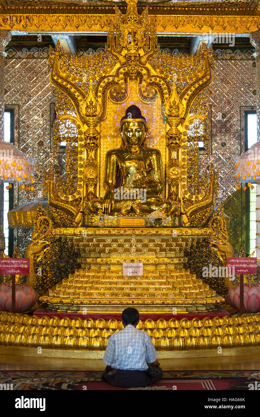 Sanctuaire bouddhiste dans la Pagode Botatung dans le centre de Yangon (Rangoon) au Myanmar (Birmanie). Banque D'Images