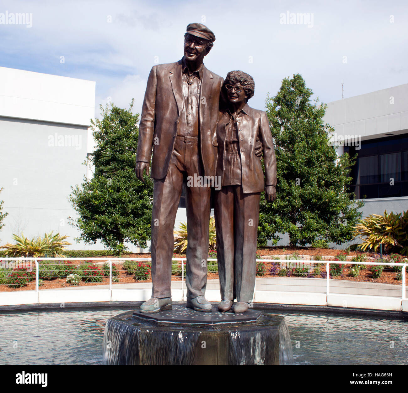 Statue honorant les fondateurs de NASCAR se tient fièrement à Daytona Beach, en Floride, célébrant le berceau de l'histoire des courses de stock-cars. Banque D'Images