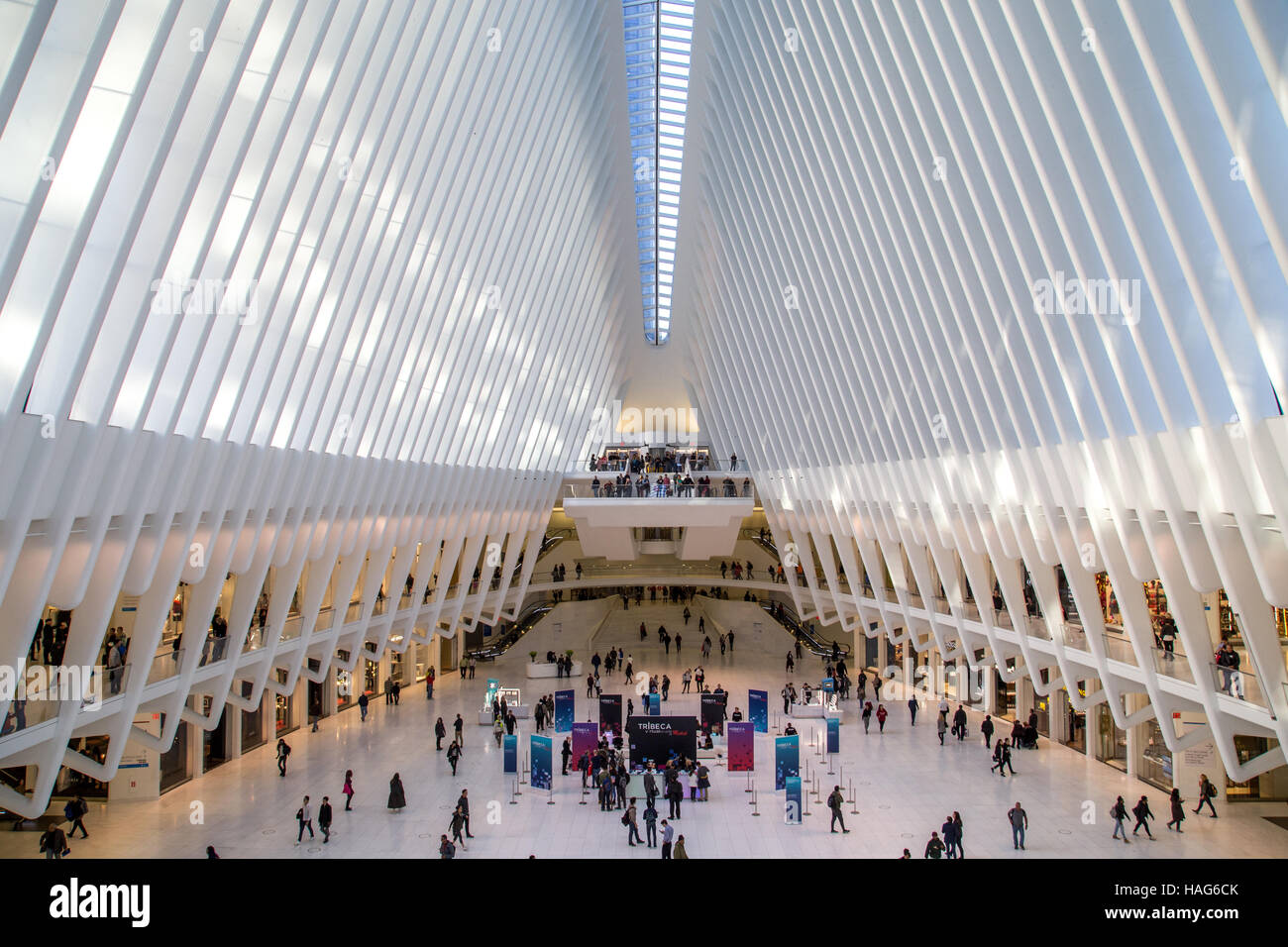 New York, États-Unis d'Amérique - le 18 novembre 2016 : Intérieur de la gare d'Oculus au World Trade Center Banque D'Images