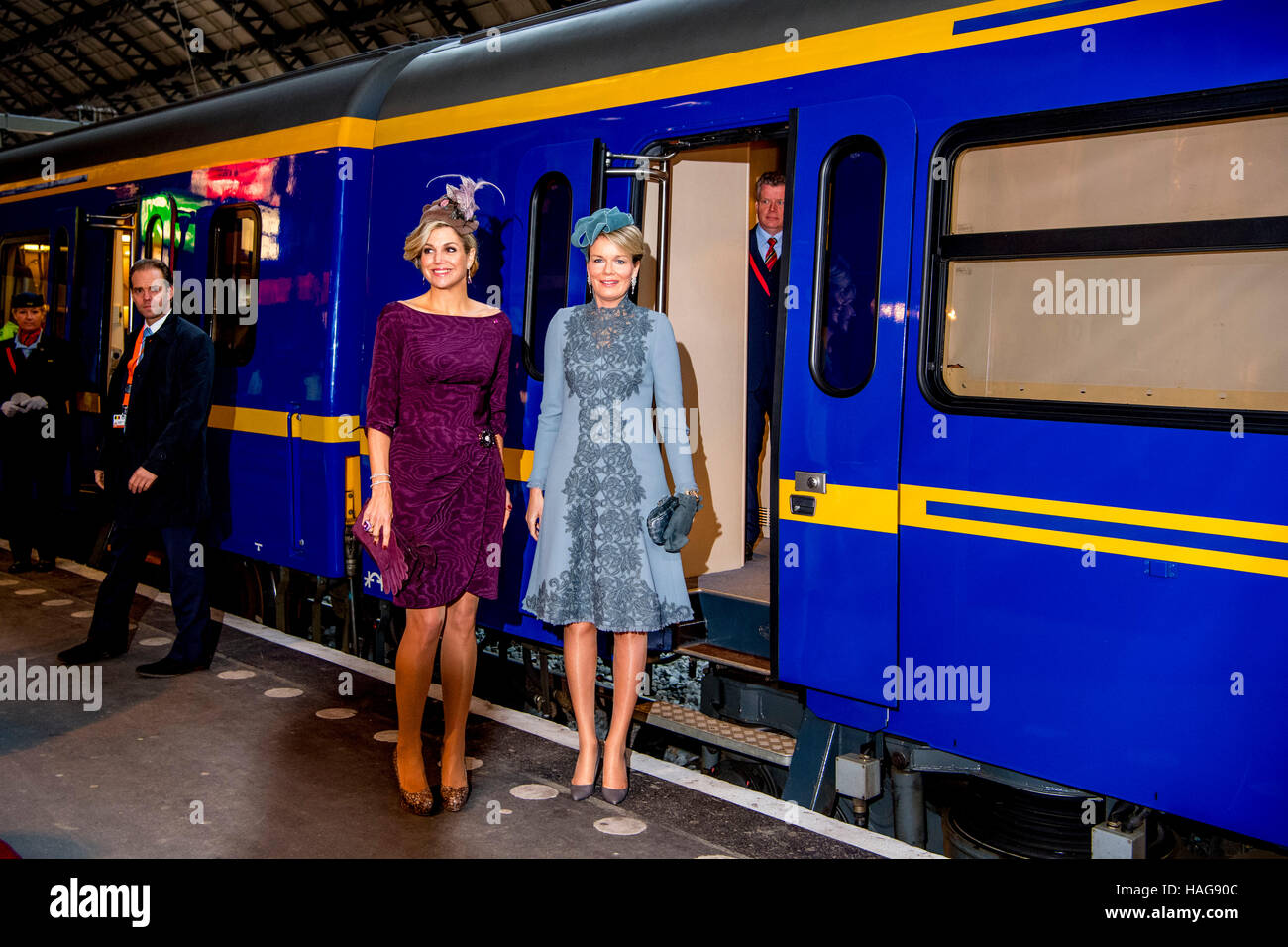 Utrecht, Pays-Bas. 30Th Nov, 2016. UTRECHT, Pays-Bas - 30 novembre : La Reine Mathilde et la Reine Maxima visitez la nouvelle gare centrale d'Utrecht et voyage par train royal néerlandais le 30 novembre 2016 à Utrecht, Pays-Bas. Vitalis est pris en charge par la Fondation Oranje et guider les jeunes gens vulnérables (photo de Patrick van Katwijk/pool/Getty Images) - AUCUN FIL SERVICE - Photo : Patrick van Katwijk/Dutch Photo Presse/dpa/Alamy Live News Banque D'Images