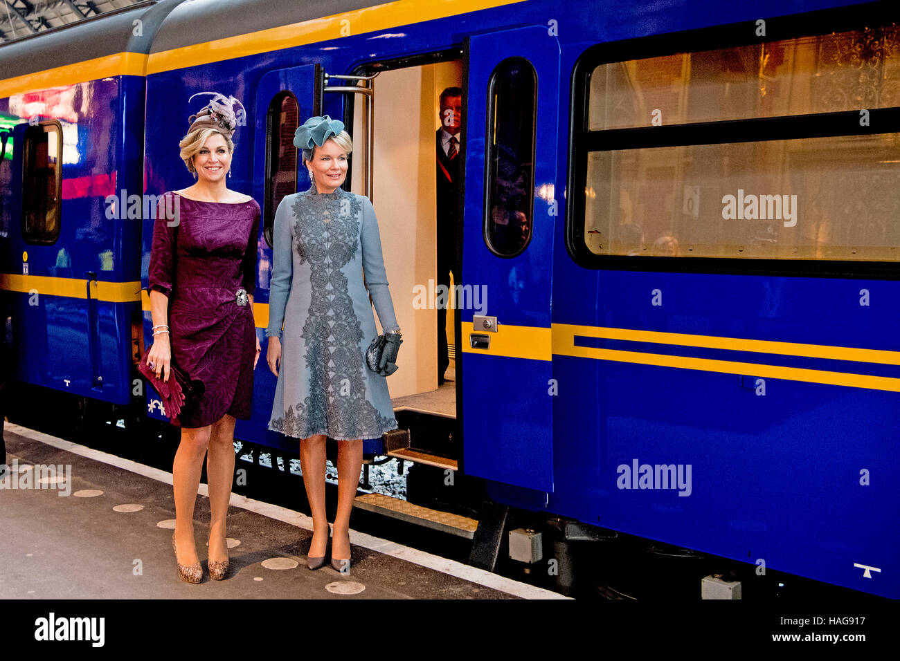 Utrecht, Pays-Bas. 30Th Nov, 2016. UTRECHT, Pays-Bas - 30 novembre : La Reine Mathilde et la Reine Maxima visitez la nouvelle gare centrale d'Utrecht et voyage par train royal néerlandais le 30 novembre 2016 à Utrecht, Pays-Bas. Vitalis est pris en charge par la Fondation Oranje et guider les jeunes gens vulnérables (photo de Patrick van Katwijk/pool/Getty Images) - AUCUN FIL SERVICE - Photo : Patrick van Katwijk/Dutch Photo Presse/dpa/Alamy Live News Banque D'Images