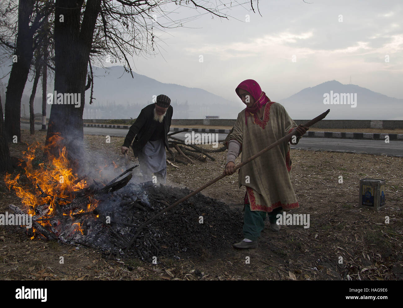 Srinagar, au Cachemire sous contrôle indien. 30Th Nov, 2016. Les gens brûlent du cachemire tombé des branches d'arbre pour en faire du charbon pour l'hiver au cours d'une froide journée de Srinagar, capitale d'été du Cachemire sous contrôle indien, le 30 novembre 2016. La température est demeurée au-dessous du point de congélation la nuit dans la plupart des régions du Cachemire sous contrôle indien. © Javed Dar/Xinhua/Alamy Live News Banque D'Images