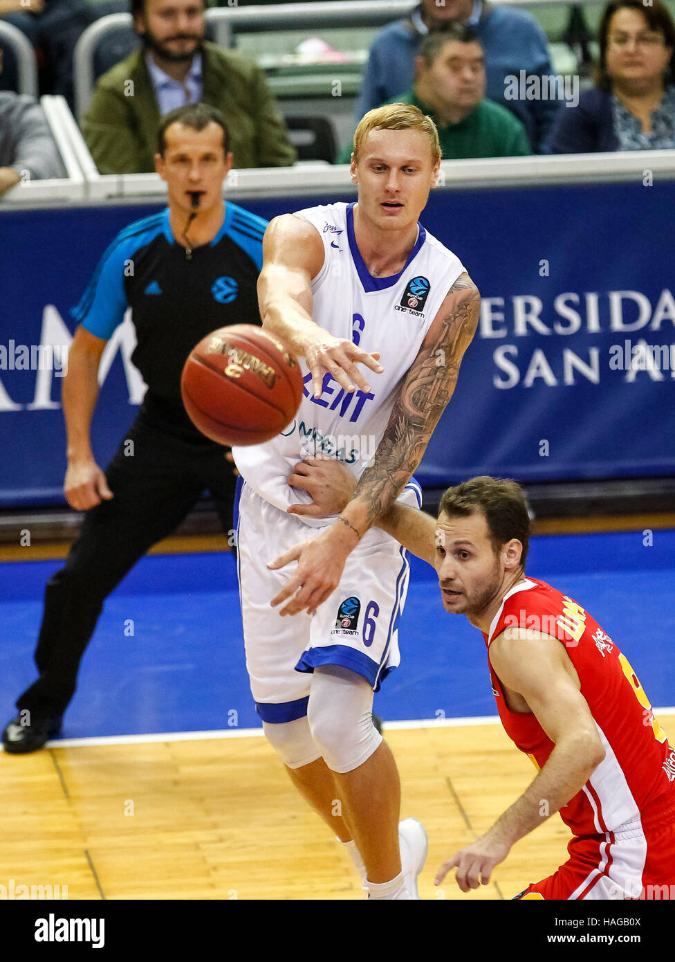 Murcia, Espagne. 30 novembre, 2016. Match de basket entre l'EuroCup CB Murcia Ucam et BC Zenit Saint-Pétersbourg au Palacio de los Deportes en Murcie. Credit : ABEL F. ROS/Alamy Live News Banque D'Images