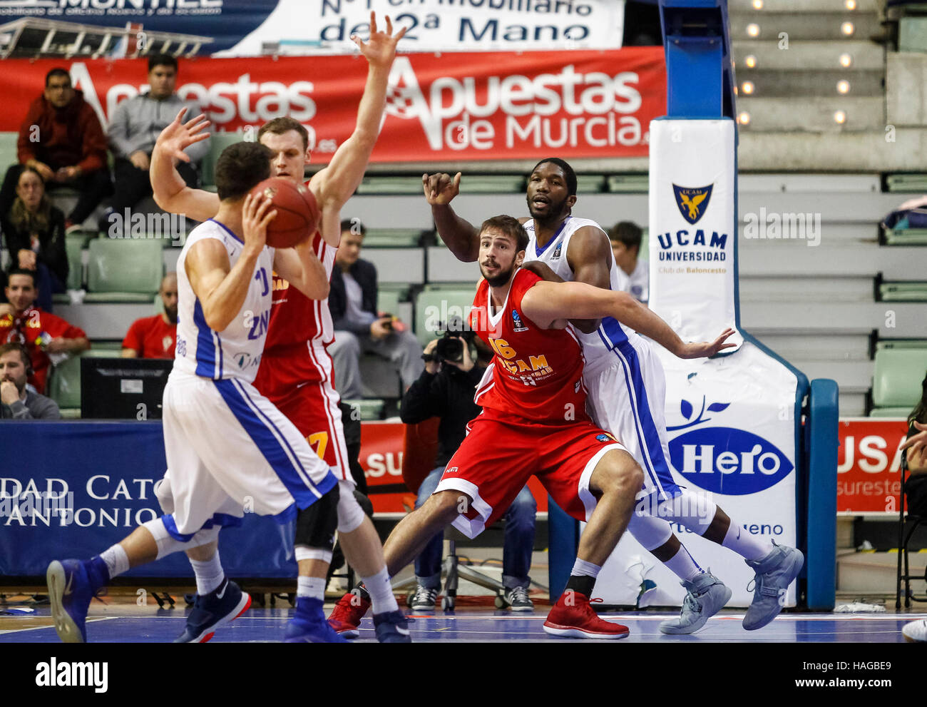 Murcia, Espagne. 30 novembre, 2016. Match de basket entre l'EuroCup CB Murcia Ucam et BC Zenit Saint-Pétersbourg au Palacio de los Deportes en Murcie. Credit : ABEL F. ROS/Alamy Live News Banque D'Images