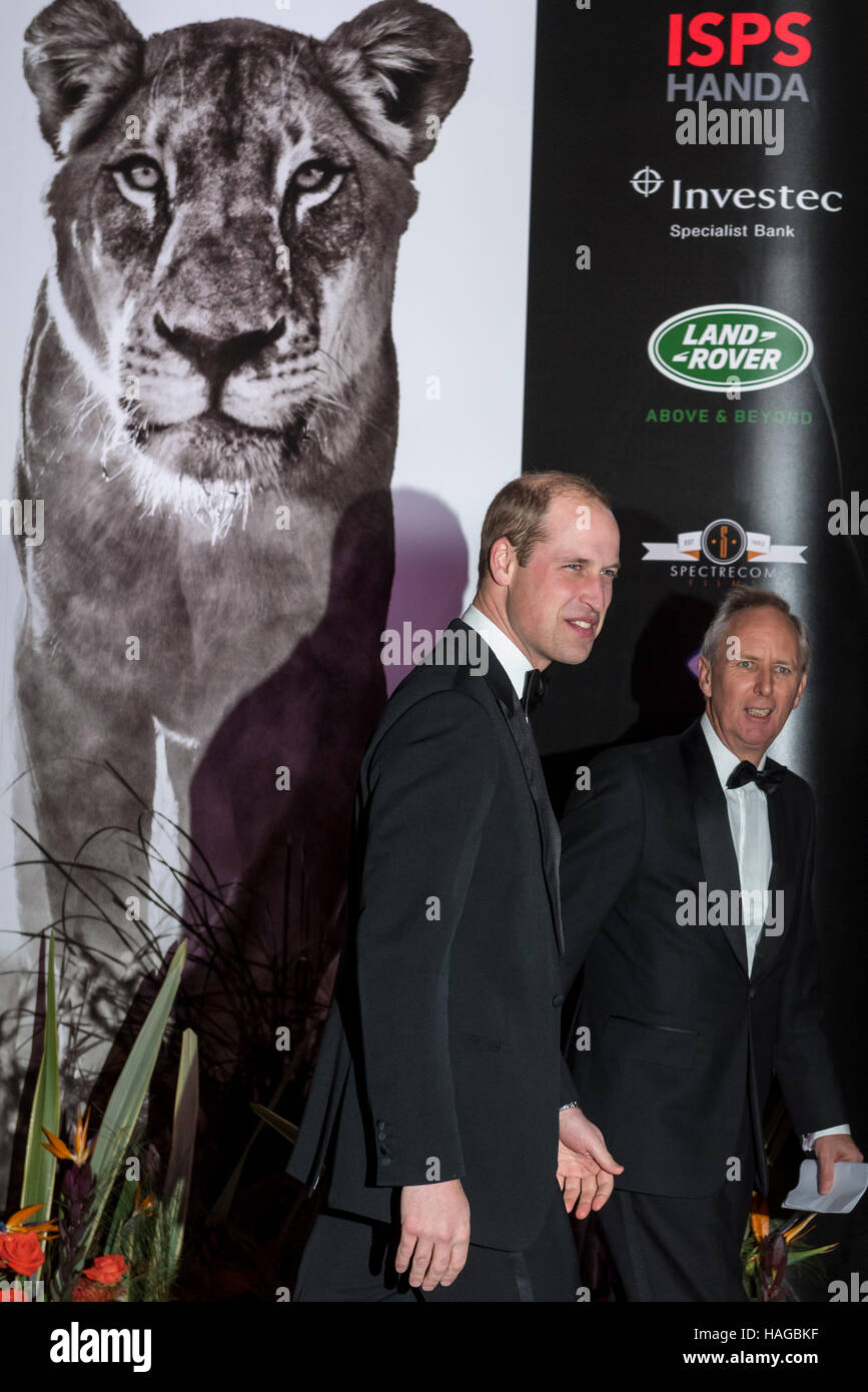 Londres, Royaume-Uni. 30 novembre 2016. Le duc de Cambridge, patron royal de Tusk Tusk, assiste à la remise des prix de la conservation au Musée Victoria et Albert, de présenter le Prince William Award pour la conservation en Afrique, un lifetime achievement award pour saluer son dévouement et sa contribution à la conservation. Ces prix visent à souligner le travail de conservation en cours dans le monde, en reconnaissant les réalisations des personnes qui contribuent à protéger le patrimoine naturel de l'Afrique. Crédit : Stephen Chung / Alamy Live News Banque D'Images