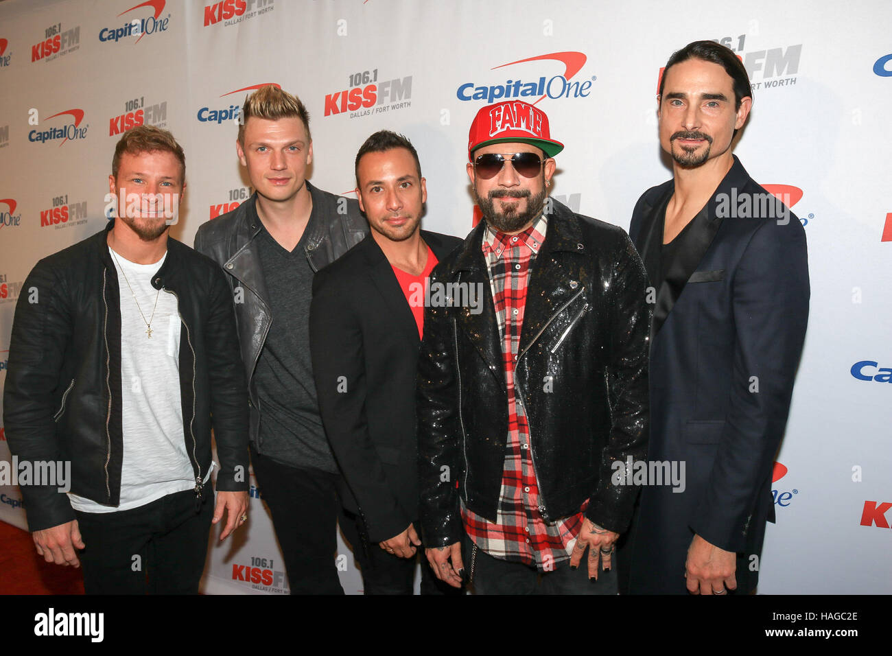 Dallas, USA. 29 Nov, 2016. (L-R) Brian Littrell, Nick Carter, Howie Dorough, A. J. McLean et Kevin Richardson, de les Backstreet Boys arrivent sur le tapis rouge au iHeartRadio KISS FM Jingle Ball 2016 présentée par Capital One à l'American Airlines Banque D'Images