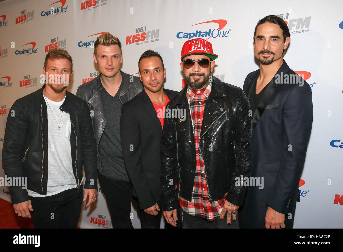 Dallas, USA. 29 Nov, 2016. (L-R) Brian Littrell, Nick Carter, Howie Dorough, A. J. McLean et Kevin Richardson, de les Backstreet Boys arrivent sur le tapis rouge au iHeartRadio KISS FM Jingle Ball 2016 présentée par Capital One à l'American Airlines Banque D'Images