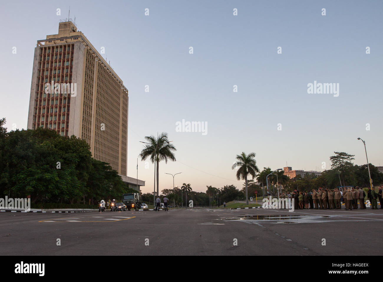 La Havane, Cuba. 30Th Nov, 2016. Le convoi qui est de transporter l'urne contenant les cendres du défunt ex-président cubain Fidel Castro (1926-2016) à Santiago de Cuba, est de partir de rady Plaza de la Révolution à La Havane, Cuba, tôt le matin du 30 novembre 2016. Photo : Alessandro Vecchi/dpa/Alamy Live News Banque D'Images