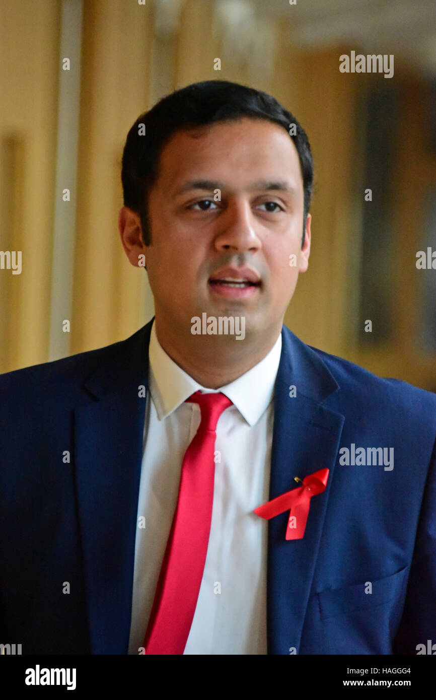 Edinburgh, Ecosse, Royaume-Uni, 01, décembre 2016. Anas Sarwar MSP sur sa façon de Premier Ministre Questions au parlement écossais, le Crédit : Ken Jack / Alamy Live News Banque D'Images