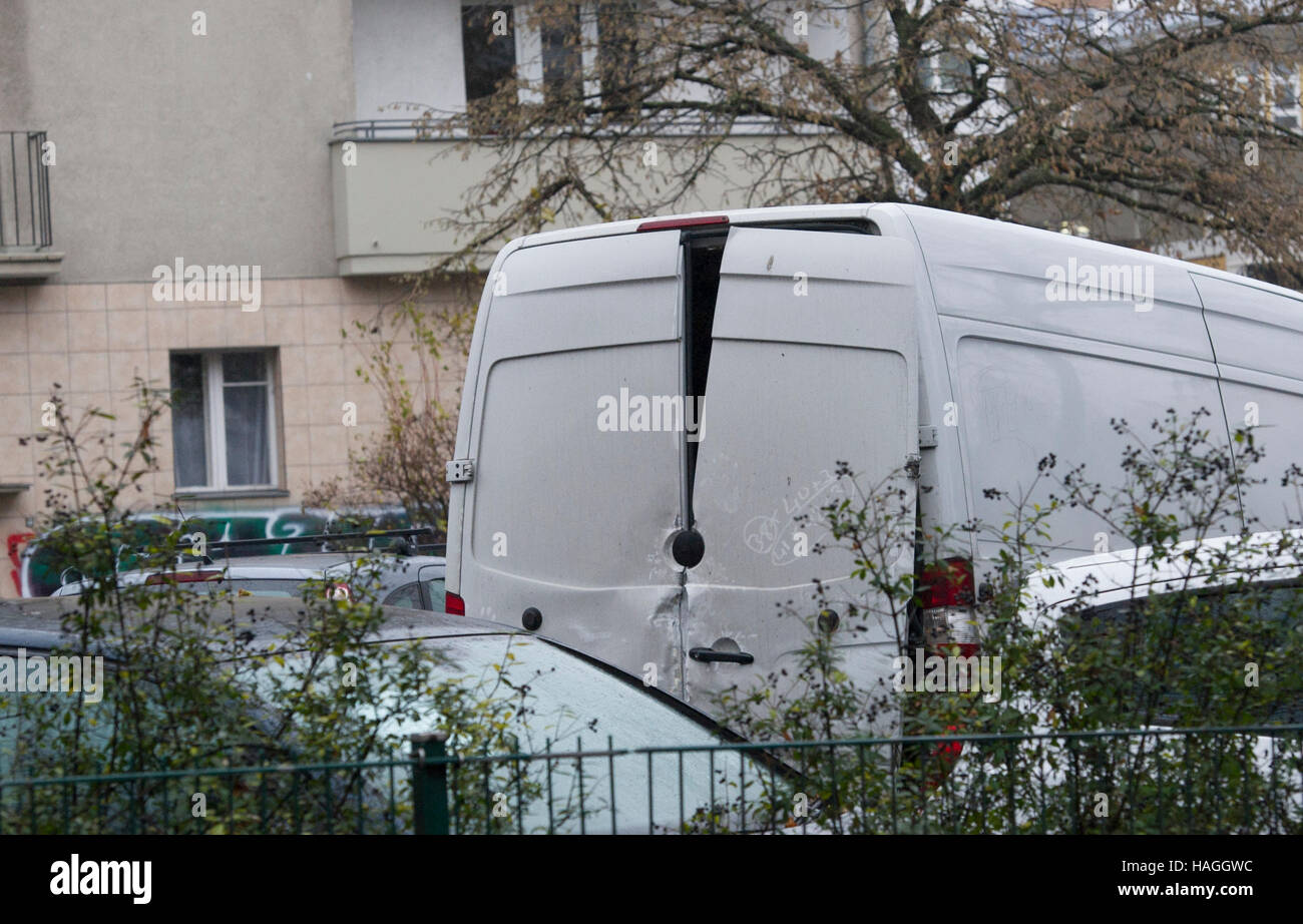 Un van cassées par les membres de la mutation spéciale Commando (SEK), une unité d'intervention d'armées de la police allemande, dans une rue du quartier de Berlin, Allemagne, 01 décembre 2016. Sécurisé de la police deux véhicules avec des plaques d'tchèque. L'opération a été réalisée dans le cadre d'une enquête en cours concernant le chantage. Photo : Paul Zinken/dpa Banque D'Images