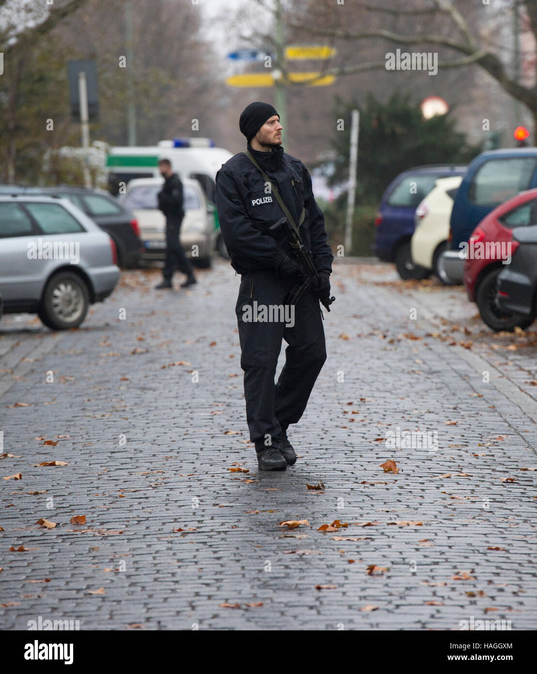 Berlin, Allemagne. 06Th Dec 2016. Une rue sécurisée de la police à Berlin,  Allemagne, 01 décembre 2016. Un van a été ouverte par les membres de la  mutation spéciale Commando (SEK), une