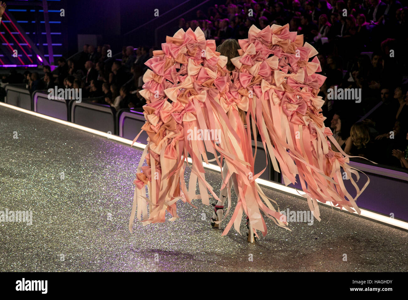 Paris, France. 30Th Nov, 2016. Grace Elizabeth promenades la piste pendant la·s Victoria Secret Fashion Show au Grand Palais à Paris, France, le 30 novembre 2016. Usage éditorial UNIQUEMENT - AUCUN SERVICE DE FIL - Photo : Hubert Boesl/dpa/Alamy Live News Banque D'Images