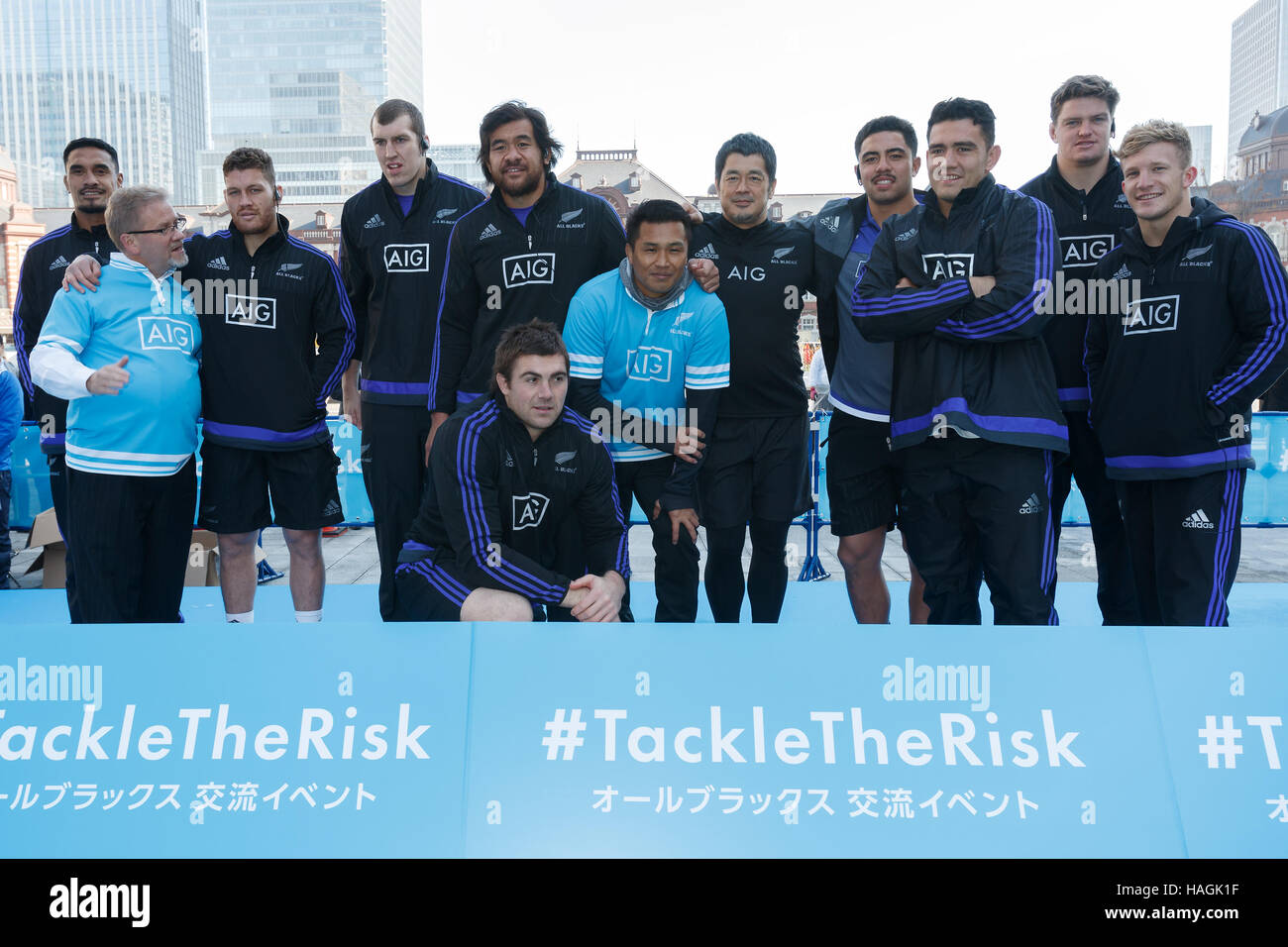 Tokyo, Japon. 1er décembre 2016. Les membres de l'union nationale de rugby néo-zélandais les All Blacks de l'équipe posent pour une photo en face de la gare de Tokyo lors d'un événement organisé par le commanditaire de l'équipe AIG le 1 décembre 2016, Tokyo, Japon. Neuf joueurs de rugby ont été au Japon pour l'événement et ils ont pris leur temps pour interagir avec les enfants, l'enseignement des techniques de rugby, de signer des autographes et prendre des photos avec les fans. Le Japon est prévue pour accueillir la Coupe du Monde de Rugby en 2019. Credit : AFLO Co.,Ltd/Alamy Live News Banque D'Images