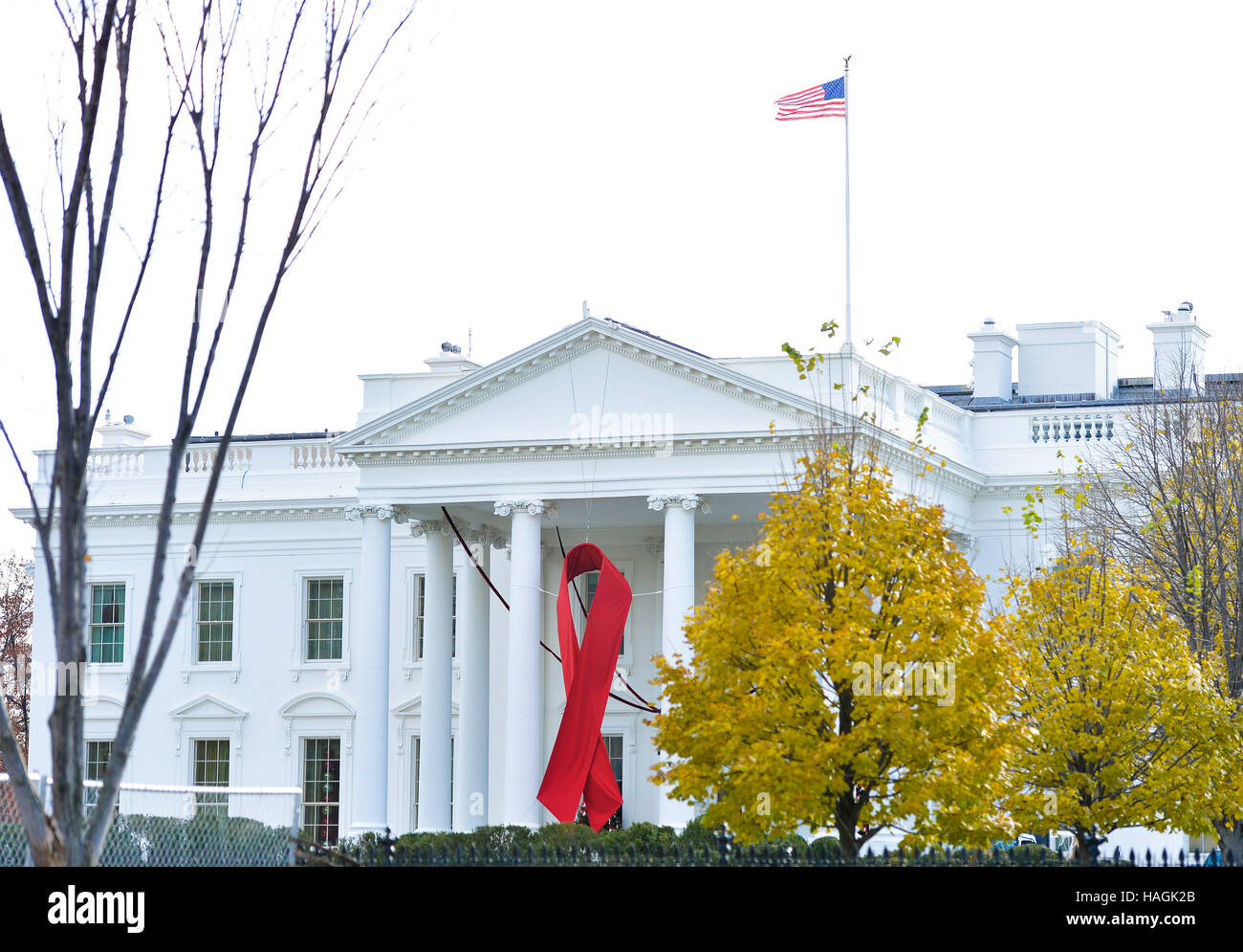 Washington, DC, USA. 1er décembre 2016. Un ruban rouge est vu accrocher sur le portique nord de la Maison Blanche pour commémorer la Journée mondiale de lutte contre le SIDA à Washington, DC, la capitale des États-Unis, le 1 décembre 2016. Credit : Bao Dandan/Xinhua/Alamy Live News Banque D'Images