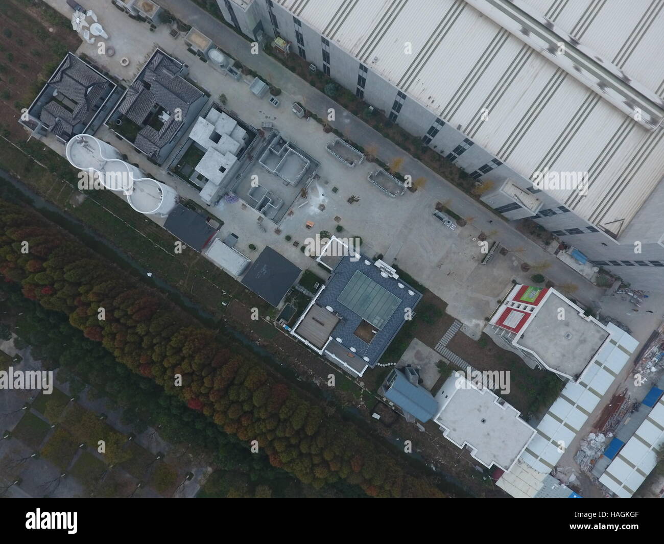 Suzhou, Suzhou, Chine. 1er décembre 2016. Suzhou, Chine-Décembre 1 2016 : (usage éditorial uniquement. Chine).Plus de dix bâtiments 3D printed sont vus à l'usine de Suzhou, Province de Jiangsu en Chine de l'Est, le 1er décembre 2016. Les bâtiments 3D printed : architectures de la Chine ancienne, le chinois moderne architectures, édifices de six étages, bâtiments mobiles et luxueuse villa couvrant 1 100 m². Par rapport aux bâtiments traditionnels, 3D printed bâtiments peuvent économiser beaucoup de temps, de travail et de coût, qui sera plus respectueuse de l'environnement. En plus, les gens se sentiront plus chaude à l'intérieur de l'édifice becau imprimé 3D Banque D'Images