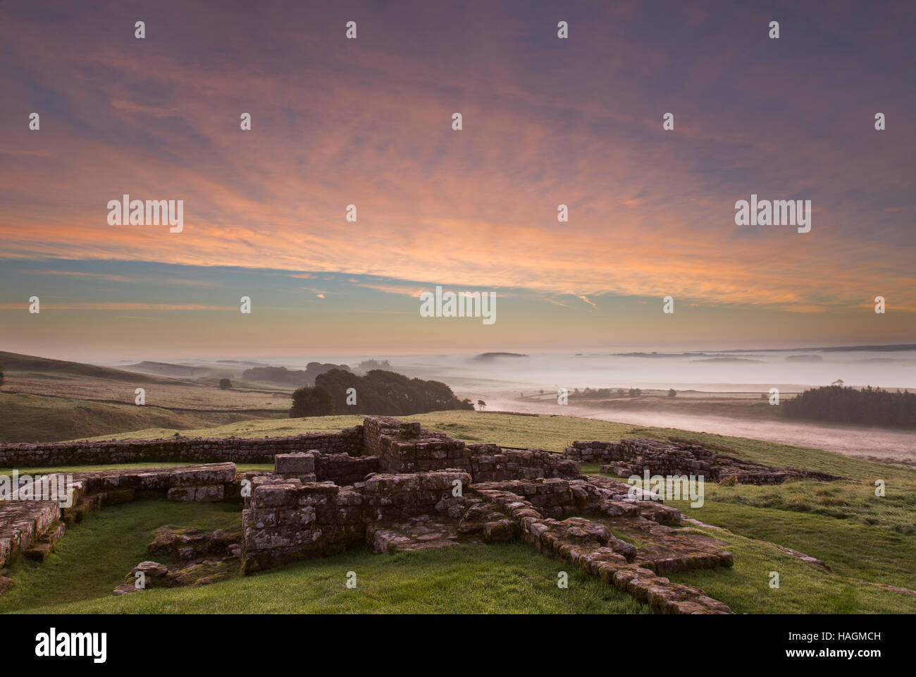 Fort romain de Housesteads, mur d'Hadrien - le reste de l'extrémité est du bâtiment 15 et la petite salle de bain Chambre, vu à l'aube Banque D'Images