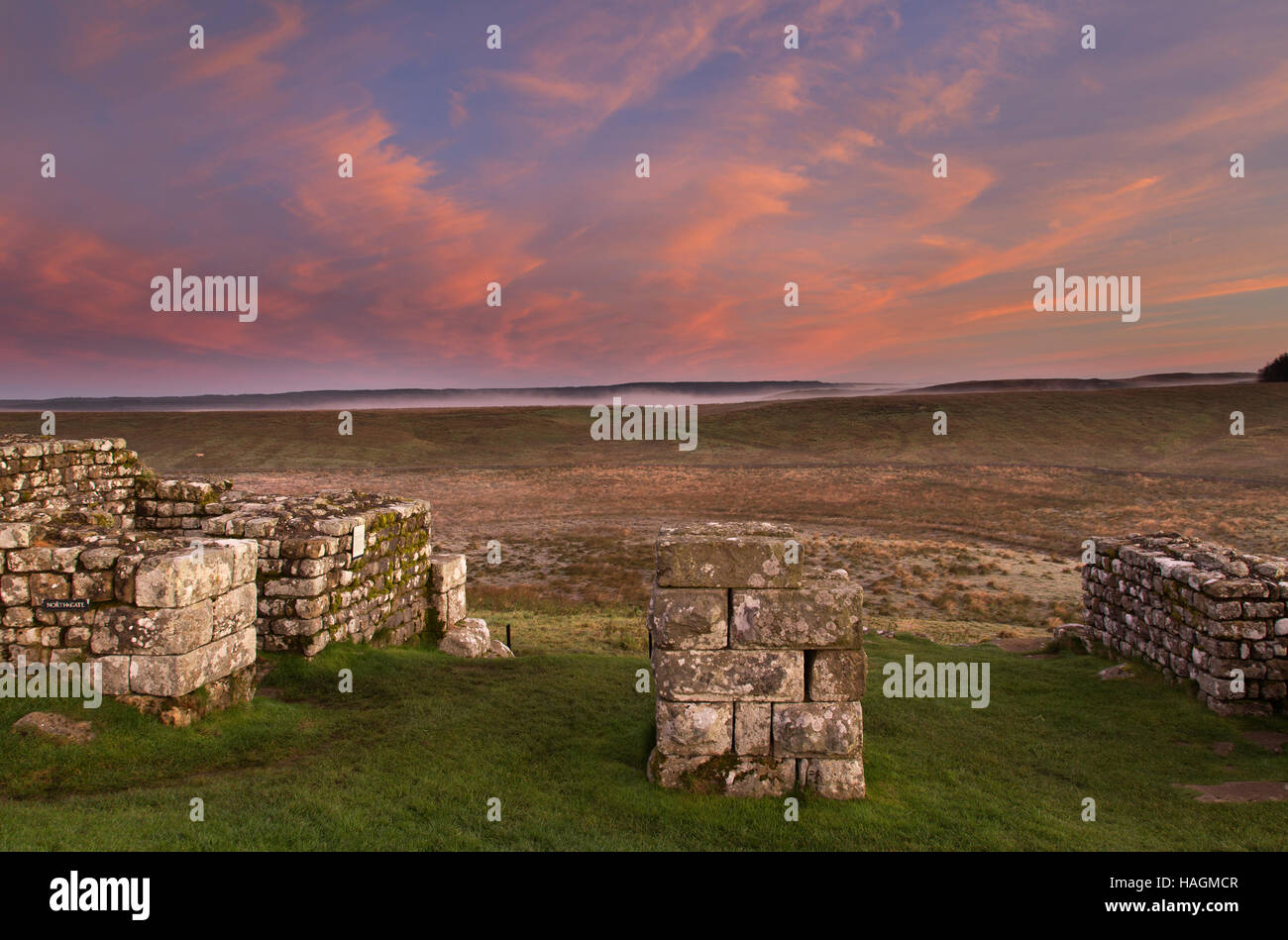 Fort romain de Housesteads, reste de la porte du nord vu à l'aube avec les brouillards de faible altitude dans l'arrière-plan Banque D'Images