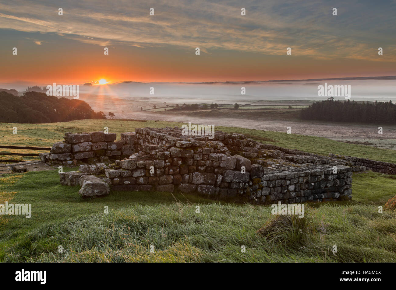 Fort romain de Housesteads, vestiges de la porte de l'orient, tour sud vu à l'aube avec les brouillards de faible altitude dans l'arrière-plan Banque D'Images