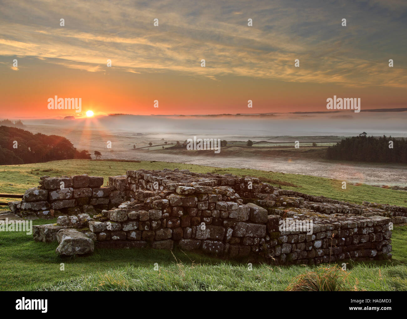 Fort romain de Housesteads, vestiges de la porte de l'orient, tour sud vu à l'aube avec les brouillards de faible altitude dans l'arrière-plan Banque D'Images