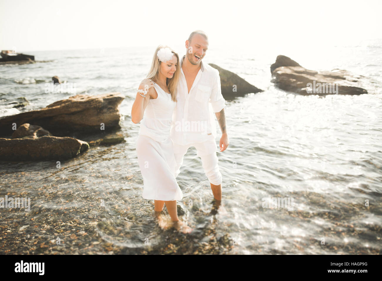 Fashion model couple avec tattoo posant dehors mer aen Banque D'Images