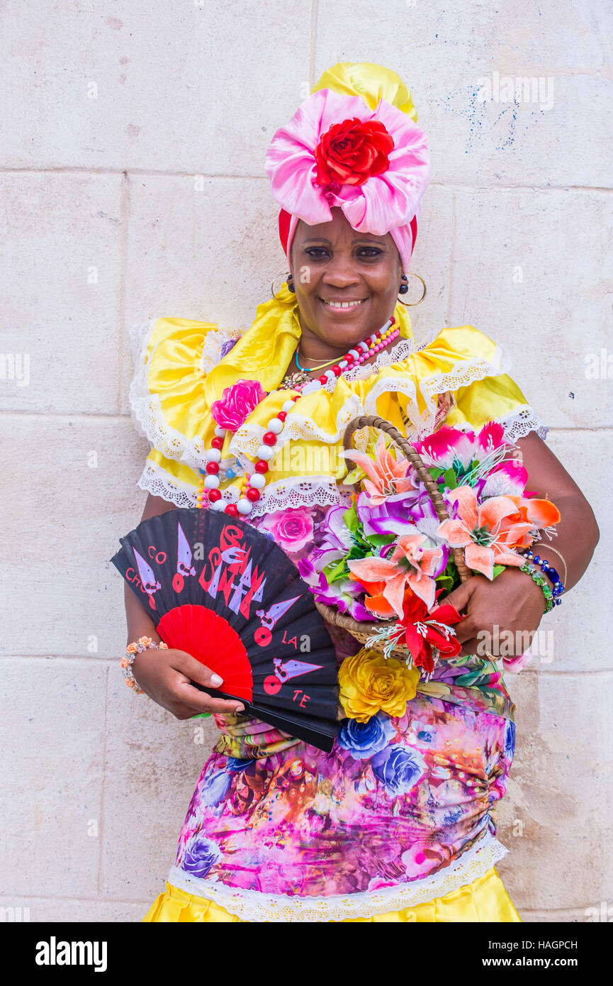 La femme cubaine avec des vêtements traditionnels dans la vieille Havane street. Le centre historique de La Havane est classé au Patrimoine Mondial de l'UNESCO depuis 1982. Banque D'Images