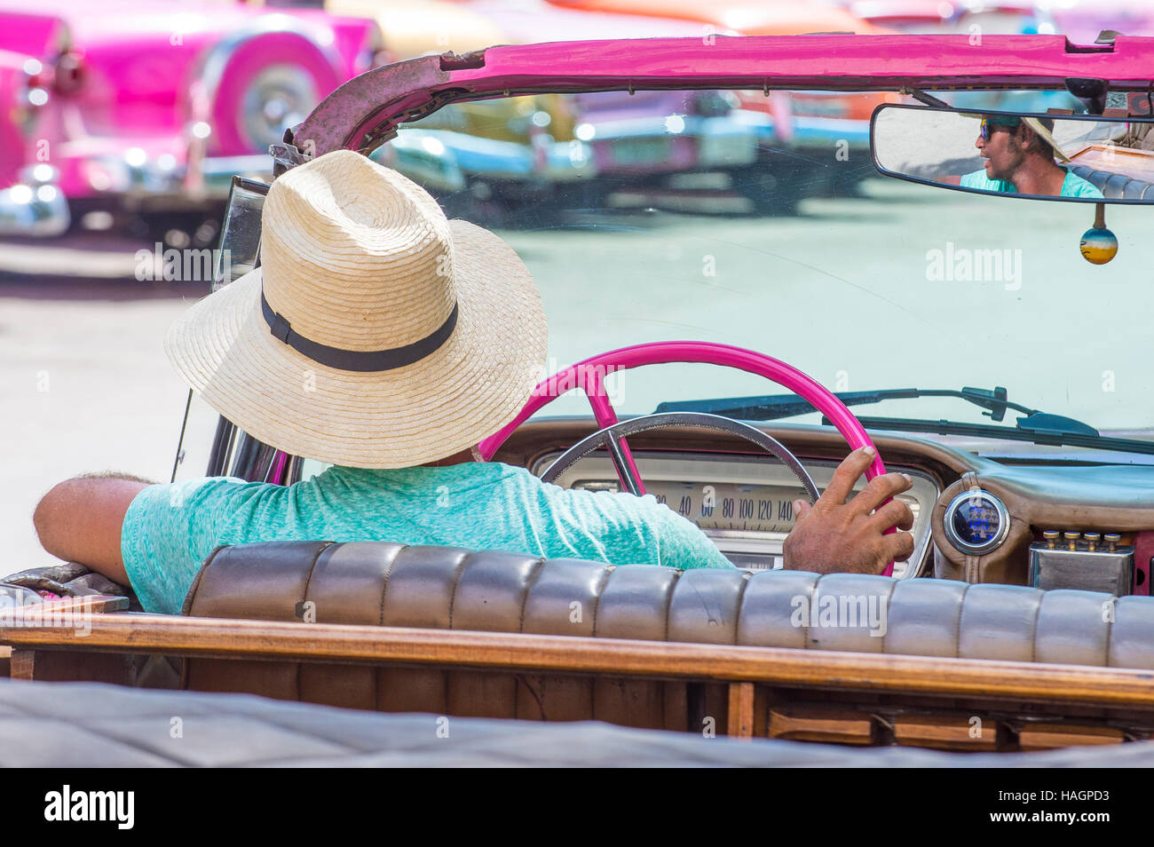 Vieille voiture américaine classique sur l'une des rues de La Havane à Cuba. Il y a près de 60 000 voitures américaines à Cuba vintage Banque D'Images