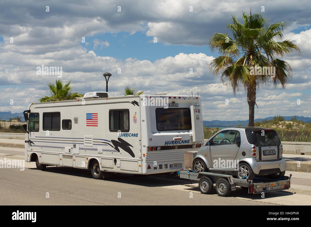 Motorhome smart car on trailer Banque de photographies et d'images à haute  résolution - Alamy