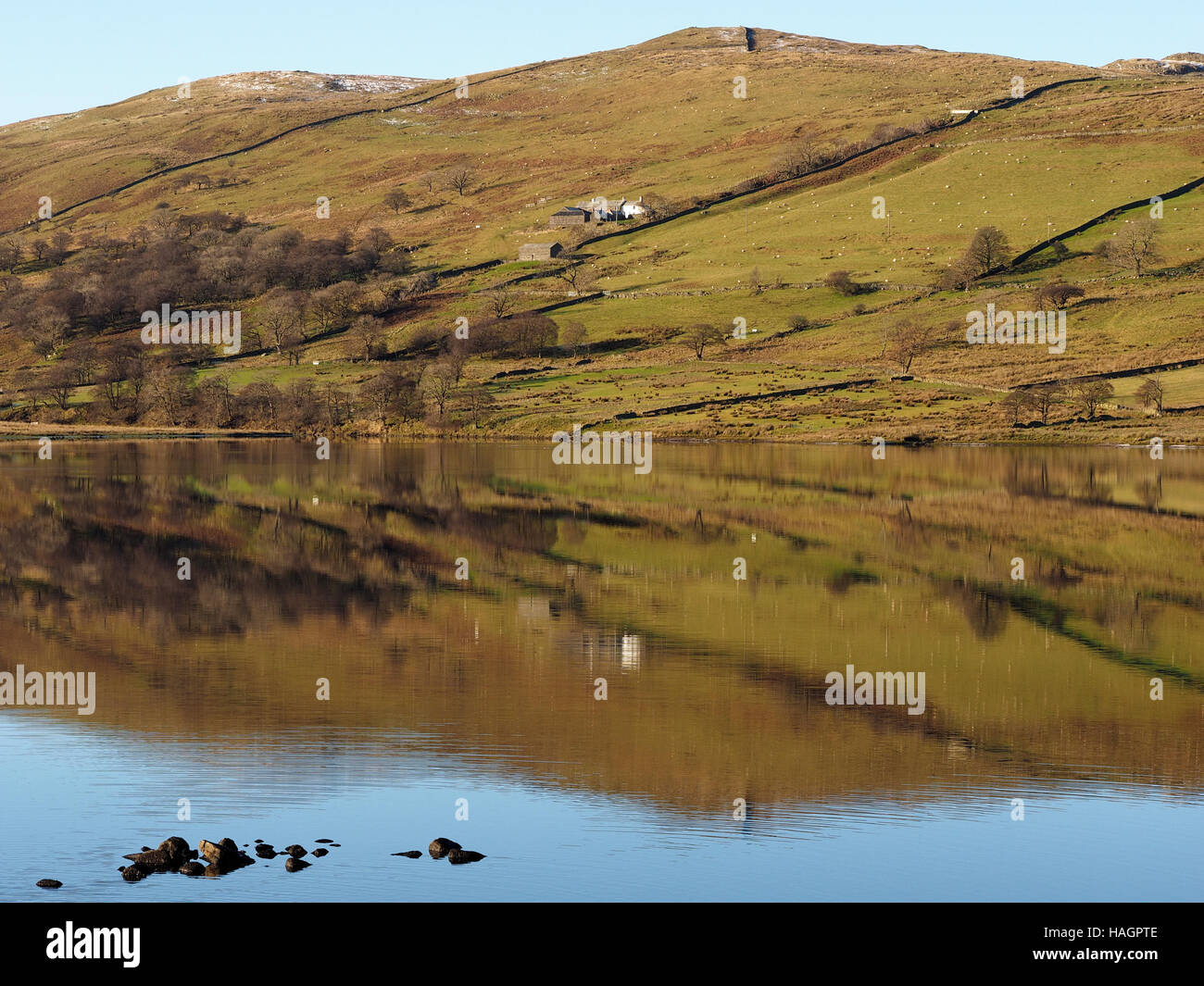 Réservoir réfléchissant et vue sur les collines et Sleddale Hall (Crow Crag, Uncle Monty's Lake District Cottage) dans le film culte Withnail et I - près de Shap, Cumbria Banque D'Images