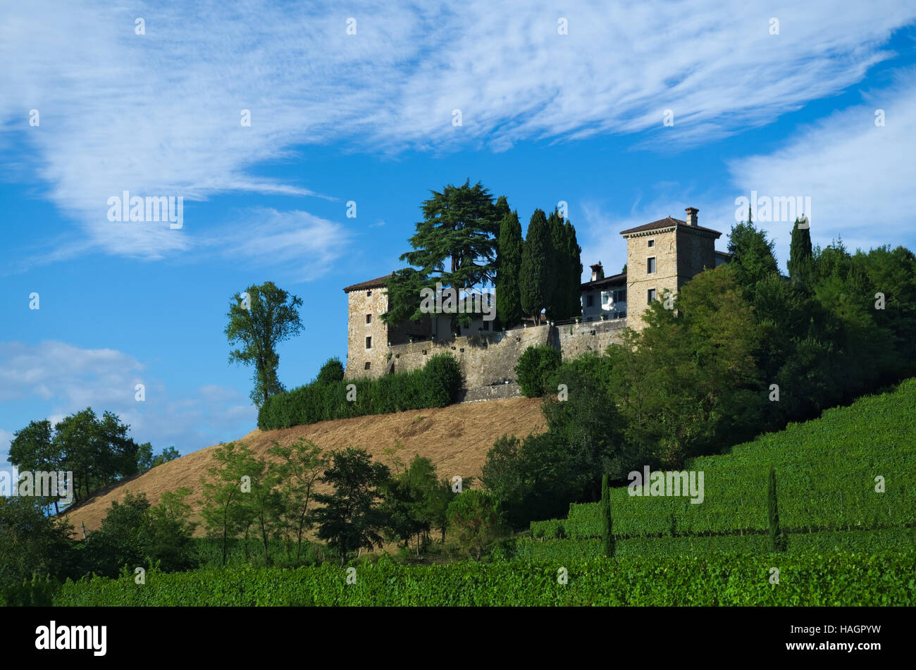 Vue d'été de la cité médiévale, château de Trussio Cormons, Friuli, Italie Banque D'Images